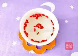 Illustration of how to stir-fry lily with celery 4