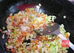 Illustration of how to stir-fry diced cabbage 8