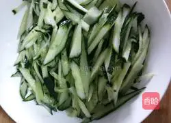 Illustration of how to make cold cucumber shreds 1