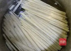 ox Illustration of how to make gluten noodles mixed with cucumber (sesame sauce) 1