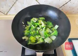 Illustration of how to make stir-fried broccoli 9