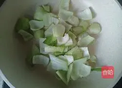 Illustration of how to stir-fry rapeseed with olive oil 5