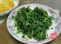 Illustration of how to make garlic egg skin with shepherd's purse 6