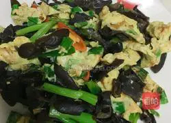 Illustration of how to make scrambled eggs with fungus and green onions 8