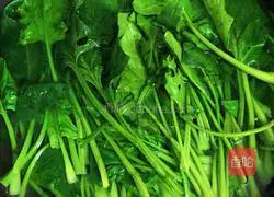 Illustration of how to make spicy garlic spinach 3