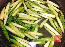 Illustration of how to stir-fry asparagus and mushrooms 3