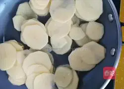 Illustration of how to make tomato and potato slices 4