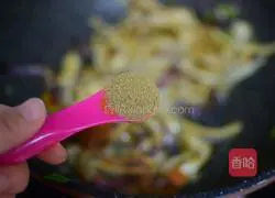 Illustration of how to make shredded king oyster mushrooms in oyster sauce 7