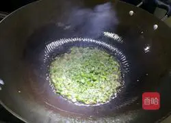 Illustration of how to make crispy green beans with small green peppers 3