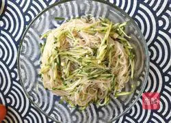 Illustration of how to mix cucumber with vermicelli 5