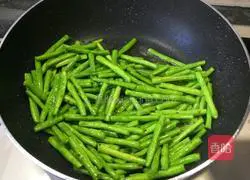 Illustration of how to make stir-fried green beans 2