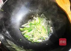 Illustration of how to make cold lotus root slices 5