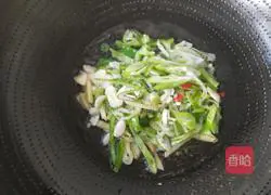 Illustration of how to stir-fry wild rice with double peppers 7