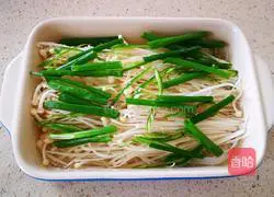 Illustration of how to make spicy enoki mushroom vermicelli 9