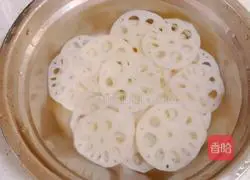 Illustration of how to make cold lotus root slices 1