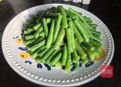 Illustration of how to make garlic beans 9