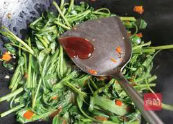 Illustration of how to make water spinach with chopped pepper 6