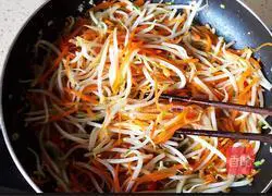 Illustration of how to stir-fry mung bean sprouts with shredded carrots 13