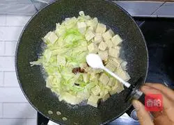 Illustration of how to make frozen tofu stewed with cabbage 11