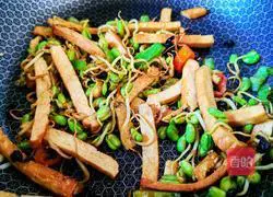 Illustration of how to stir-fry black bean sprouts and dried tofu 9