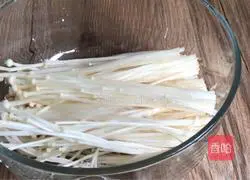 Illustration of how to make stir-fried cabbage with enoki mushrooms 1