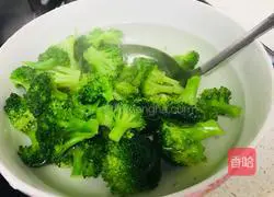 Illustration of how to make broccoli in oyster sauce 3
