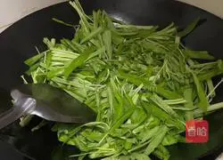 Illustration of how to stir-fry water spinach 4 
