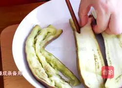 Eggplant is a common dish in home cooking.Today I will introduce a way to cool down.Method - Illustration of how to mix eggplant strips 12