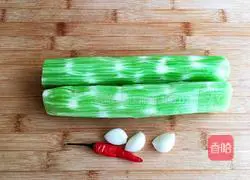 Illustration of how to make spicy and sour lettuce shreds 1