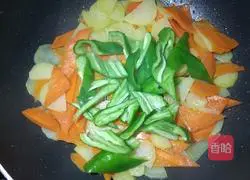 Illustration of how to make vegetarian fried carrot and potato slices 5