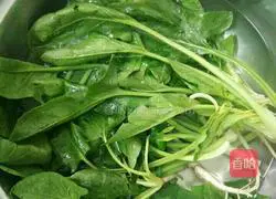 Illustration of how to make spinach with nuts 1