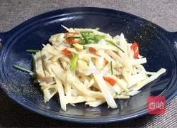 Illustration of how to make spicy and sour shredded lotus root 8