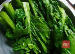 Illustration of how to make garlic beef cabbage 1