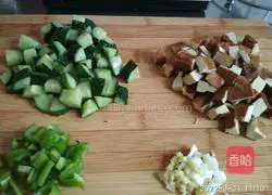 Illustration of how to stir-fry cucumbers and green peppers until fragrant 4