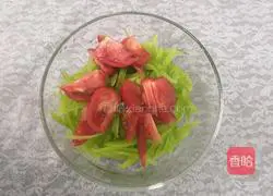 Illustration of how to mix tomatoes with lettuce 4