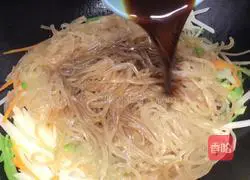 Illustration of how to cook three shredded vegetables 10