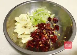Illustration of how to stir-fry three shredded silkworms 2