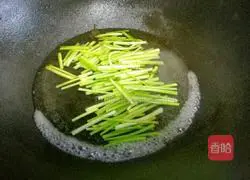 Illustration of how to stir-fry celery and dried celery 4