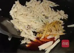 Illustration of how to make spicy shredded lotus root 9