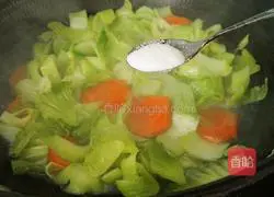 Illustration of how to cook carrots and mustard greens 9