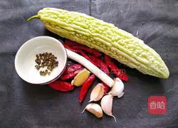 Illustration of how to stir-fry bitter melon 1