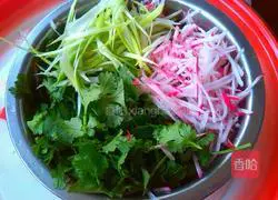 Illustration of how to make cold cilantro shredded radish 2