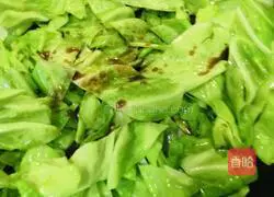 Illustration of how to stir-fry cabbage and fungus 10