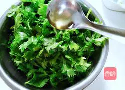 Illustration of how to make steamed celery leaves 3