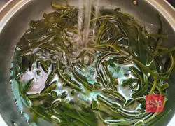 Illustration of how to make cold kelp shreds 2