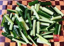 Illustration of how to make cold cucumber 3