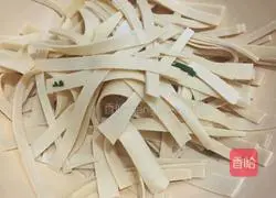 Illustration of how to mix dry silk with soy sauce 7