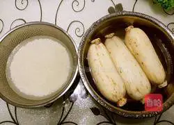 Illustration of how to make glutinous rice lotus root 1