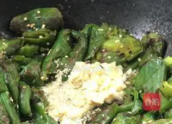 Illustration of how to stir-fry garlic and green pepper 8