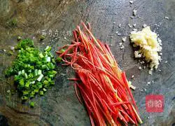 Illustration of how to mix soybean sprouts with vermicelli 3